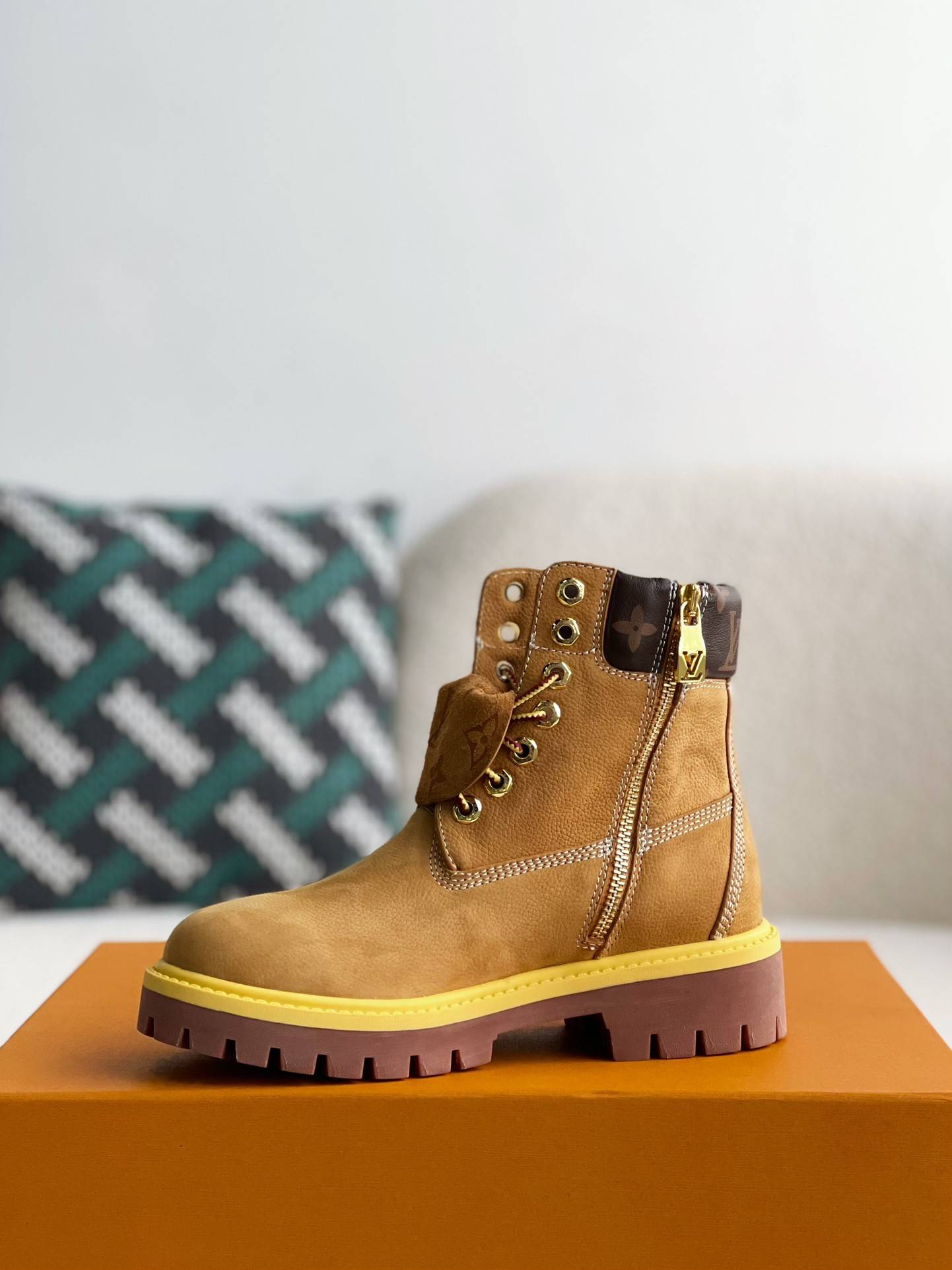 L*V & timberland Martin boots