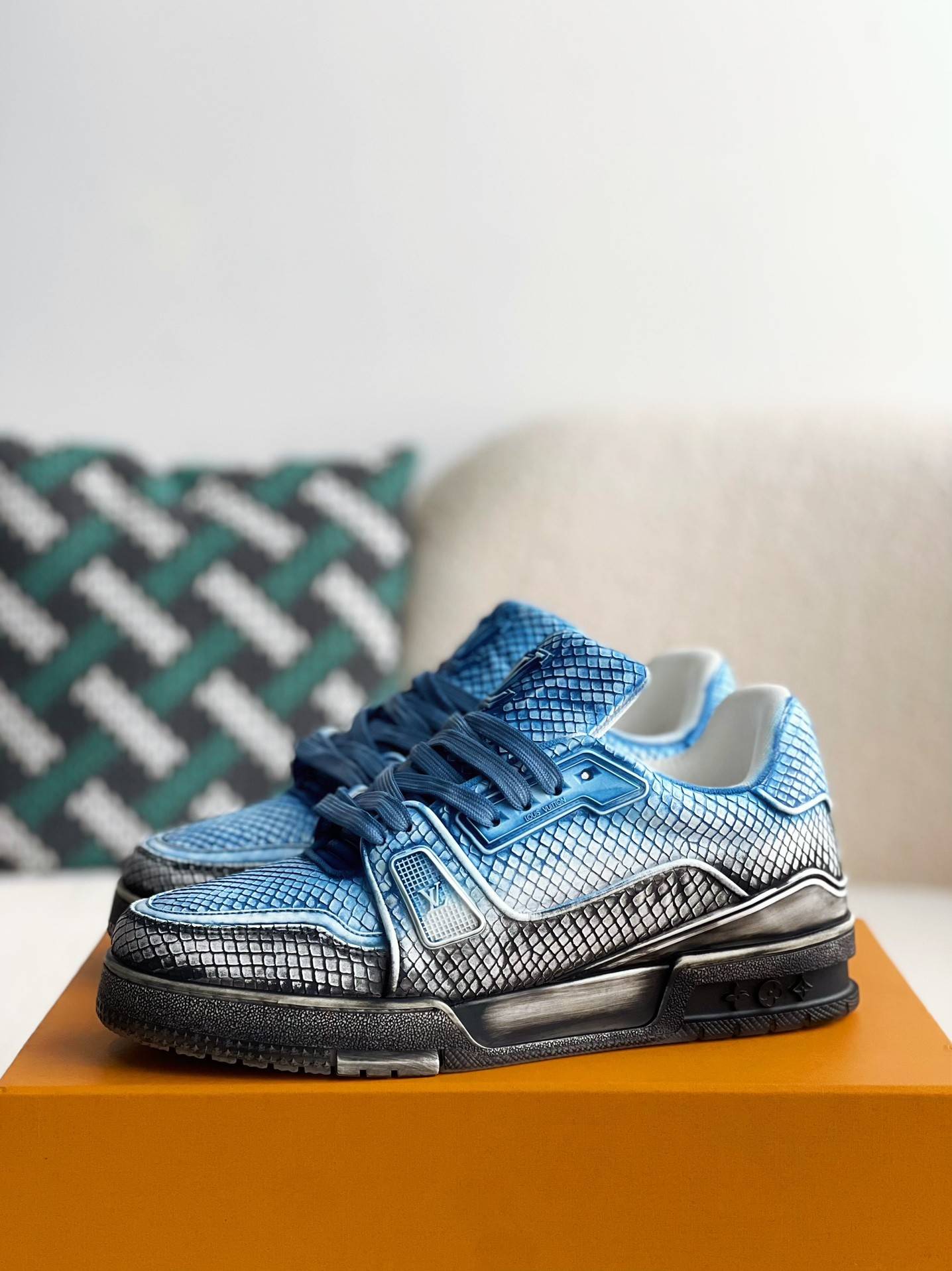 L*V TRAINER SNEAKERS