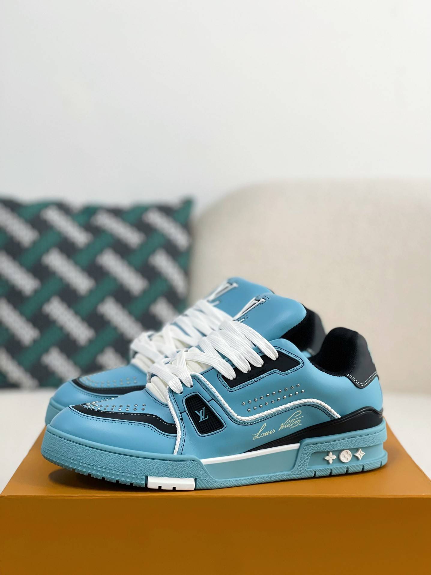 L*V TRAINER SNEAKERS