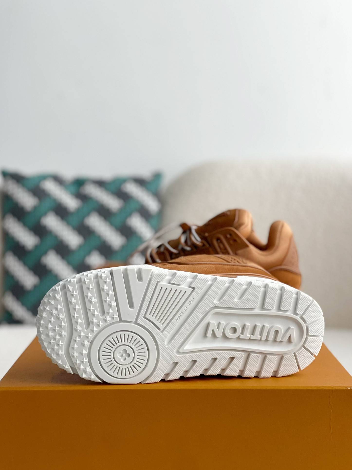 L*V TRAINER SNEAKERS