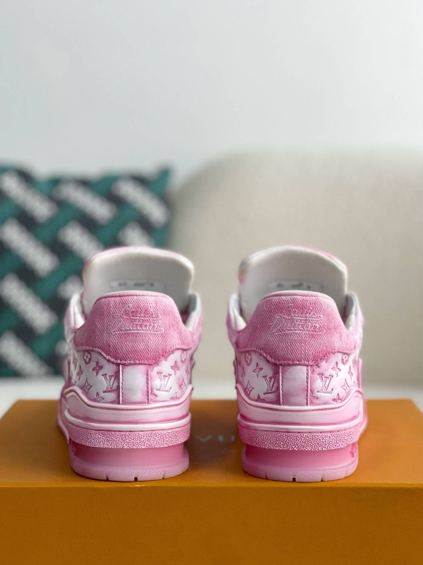 L*V TRAINER SNEAKERS